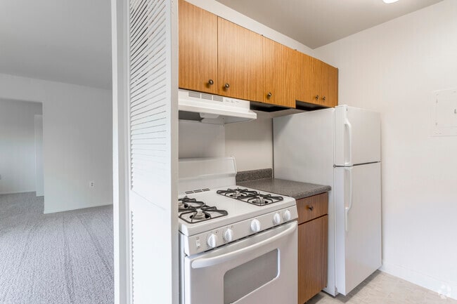 1 BR w Den, 1 BA - 740 SF