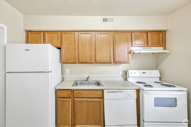 2BR, 1BA - 800SF - Kitchen - Admiral Pointe