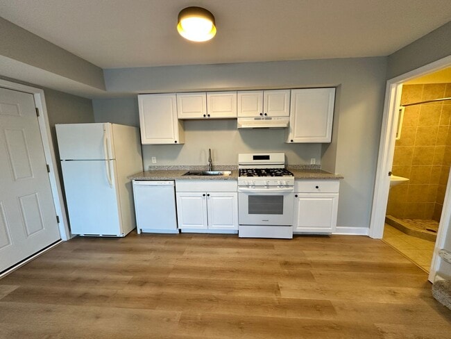Photo - Updated 5-BR, 2-BA Apartment by the U of M Available! Unit 629 Oak St SE #2