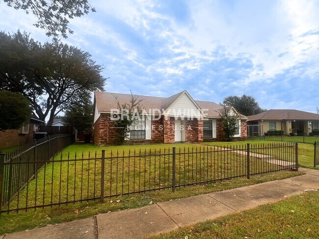 Photo - 129 E Bancroft Dr