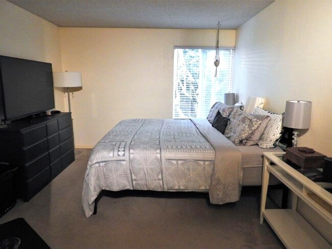 dormitorio espacioso - 13717 Linden Ave N Unidad 215
