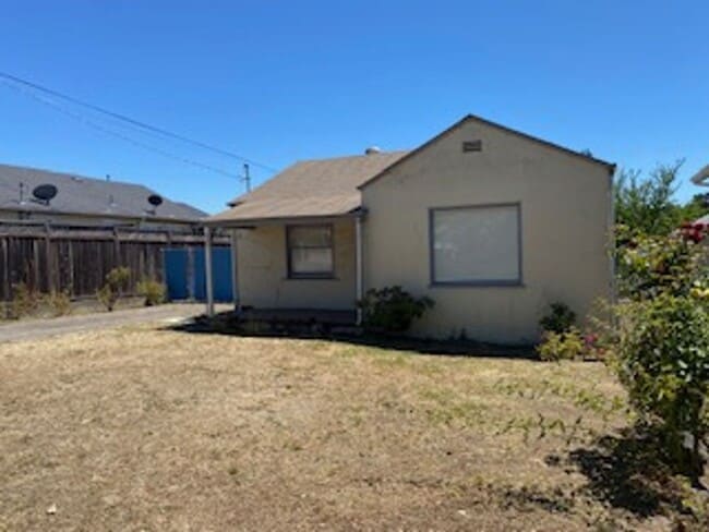 2 Bedroom / 1 Bath - 2 Bedroom / 1 Bath House