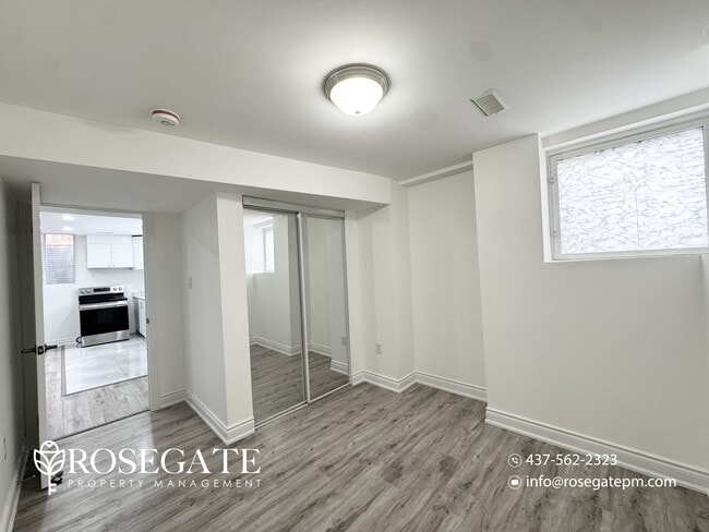 Photo - Modern 2-Bedroom Basement Apartment with In-Unit Laundry – Brampton Unité 2