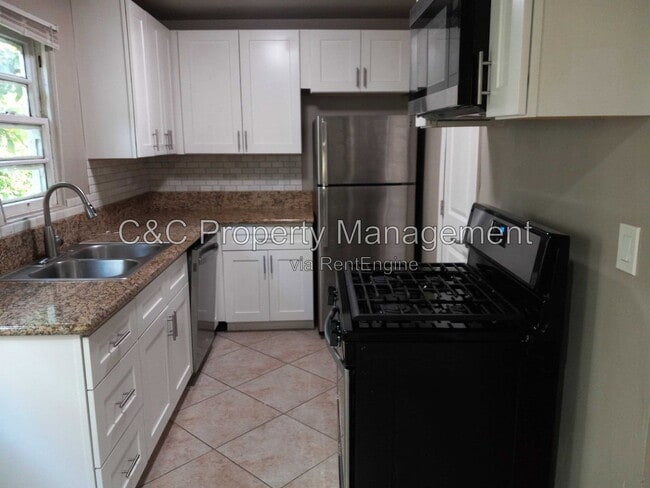 Building Photo - 116 Maple St Unit Apartment 2