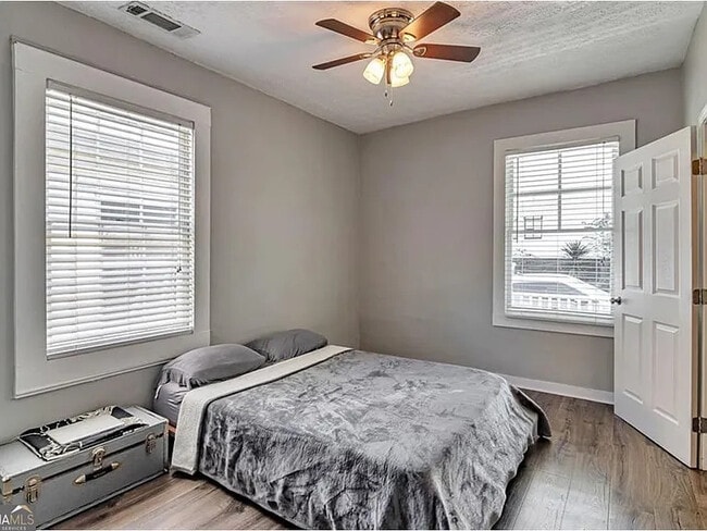 Photo - 506 Old Wheat St NE