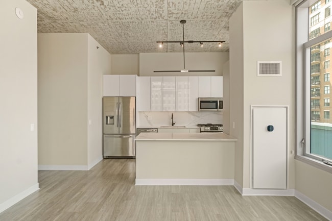 Building Photo - 226 W Chicago Ave