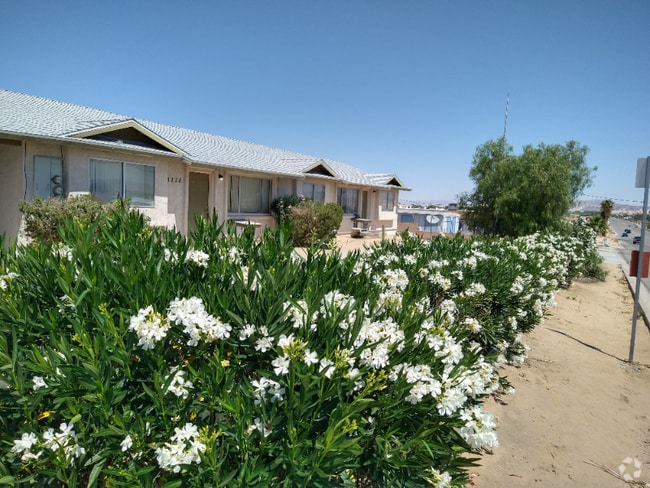 Building Photo - 5228 Adobe Rd Rental