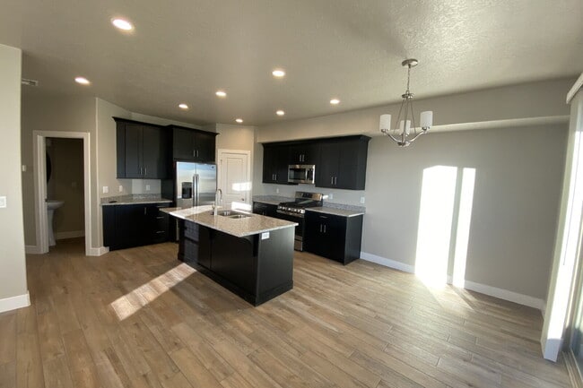Photo - "Spacious 4-Bed Townhouse Oasis with 2.5 Baths in Scenic Hurricane, UT!"