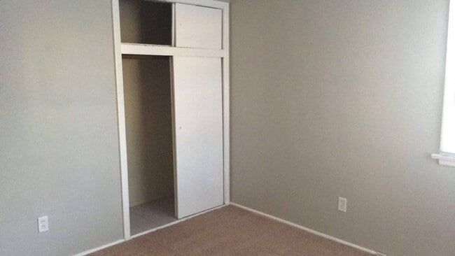 Photo - 3 bed/1bath - Great location