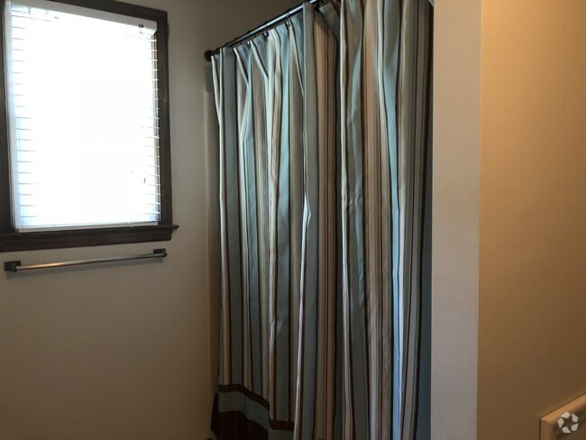 Building Photo - AVAILABLE 7/18/2025 - 4 bedroom house in P...