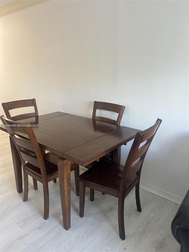 Photo - 3545 NE 167th St Unidad 205