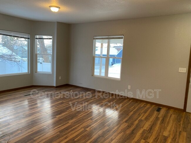 Photo - 642 2nd Ave NW