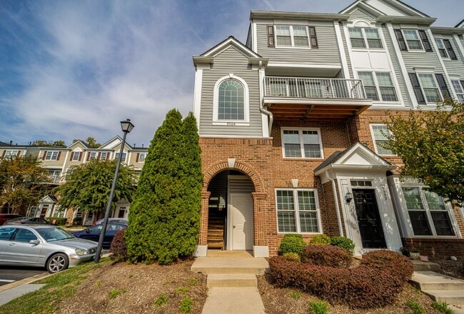 Building Photo - 2-level condo, conveniently located Unit 302