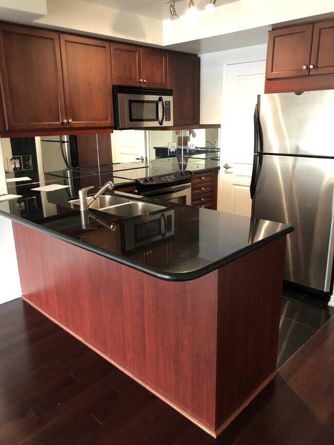 308 Palmerston Av Unit 1 Bdrm 1 Den-Little Italy