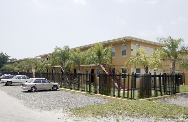 2740 NW 42nd St - Hampton House Apartments