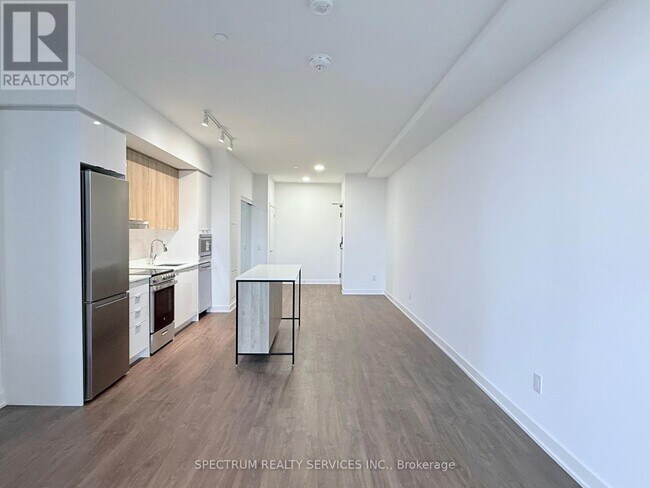 Photo - 5081 Hurontario St Unit 426