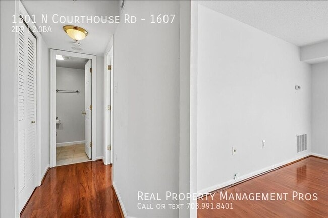 Photo - 1301 N Courthouse Rd Unidad 1607