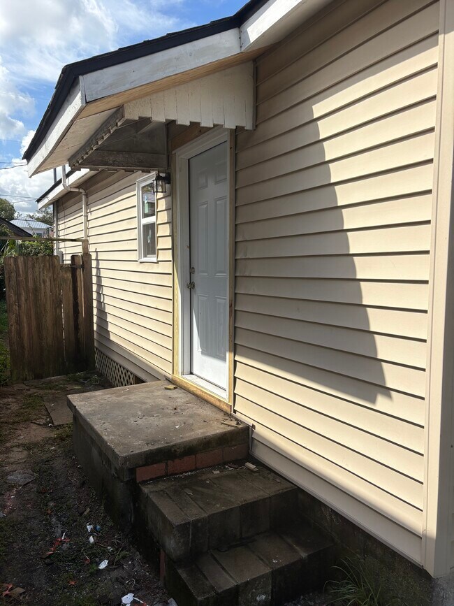 Photo - 617 W 41st St