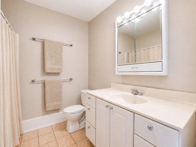 Photo - 2556 Dupont Ave S