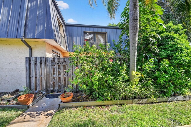 Photo - 2494 Waterside Dr