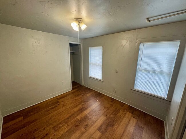 Building Photo - N. McKinley Ave - Triplex Unit A