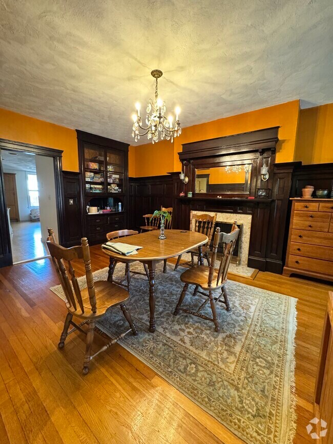 Building Photo - 1901 Beacon St Unit 2 Rental