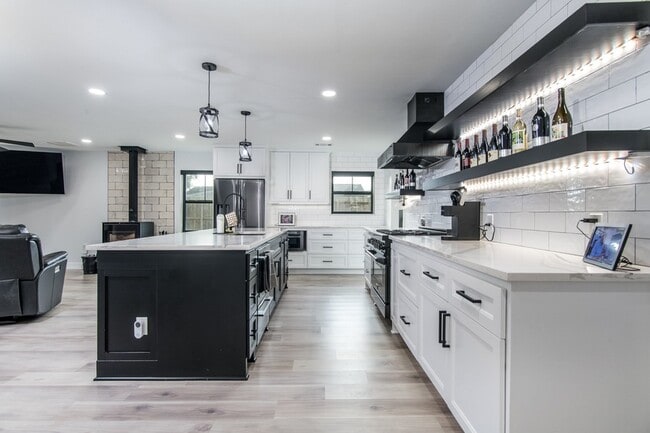 Photo - 712 Clarence St