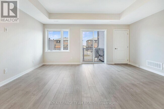 Photo - 904 Parnian Private