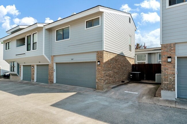 Building Photo - Lovely and Well maintained 2 bedroom & 2.5... Rental