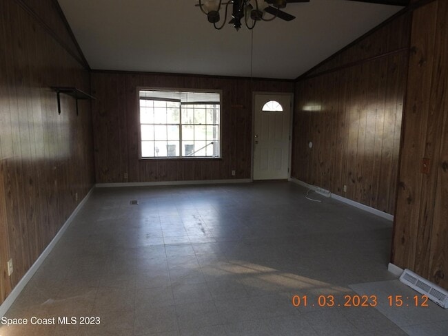 Photo - 484 Bridgeport Ave NW