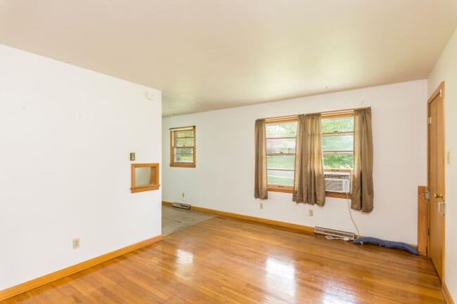 Photo - 1BR/1BA Duplex in Convenient Location! Har... Unidad Ash-1408