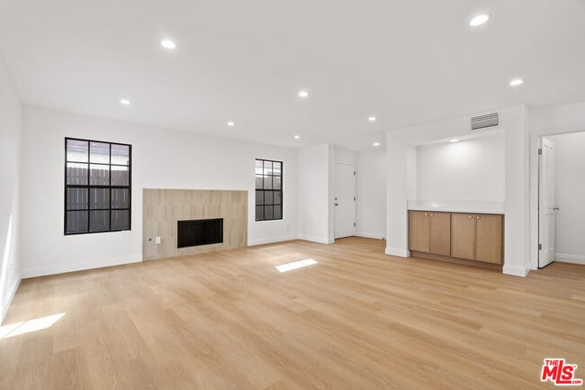 Building Photo - 2541 Stoner Ave Unit 3