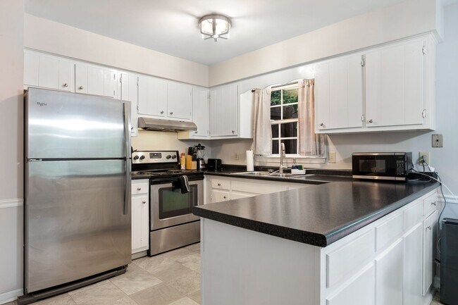 Photo - 2be / 1.5ba Duplex Unit B - Great Convenient Location
