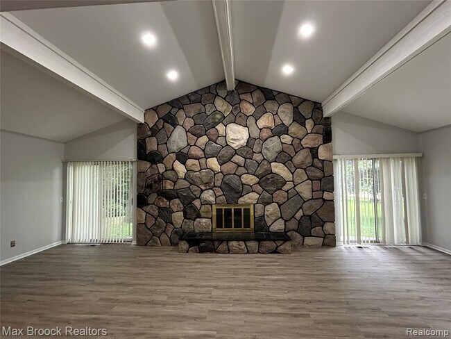 Photo - 2081 Babcock Dr