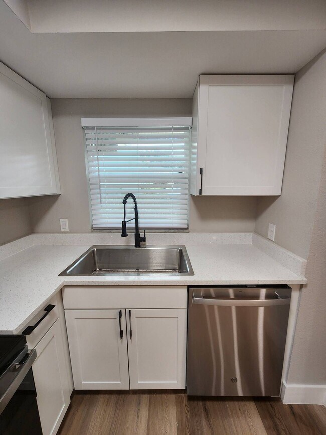 Photo - Beautiful Newly Renovated unit with 2 bedr... Unit #4