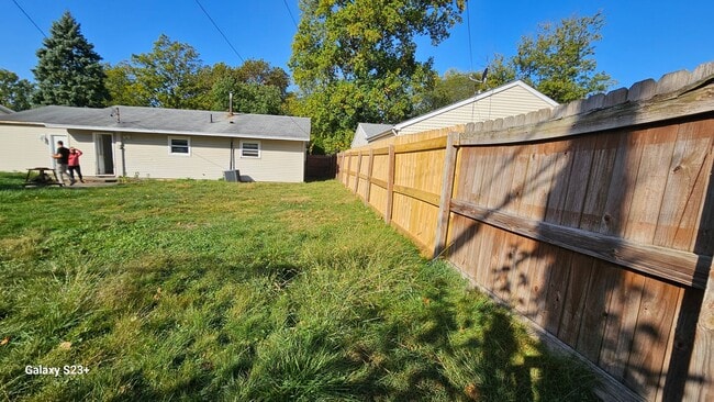 Photo - 3 bedroom with fenced yard