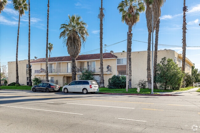 Photo - 13354 Vanowen St