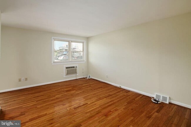 Building Photo - 3400 Ashfield Ln Unit 1