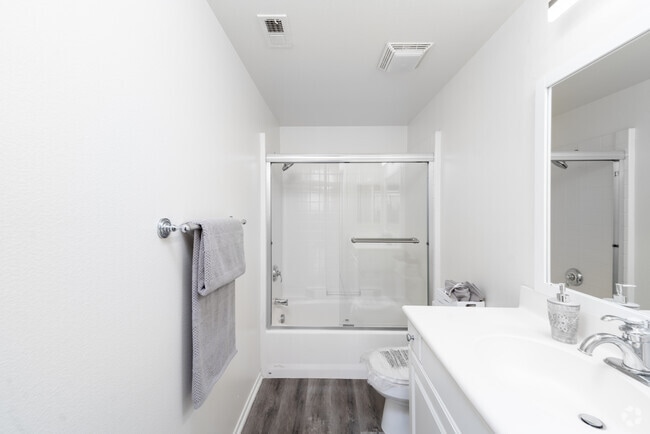 2BR, 2BA - 1007SF - Bathroom