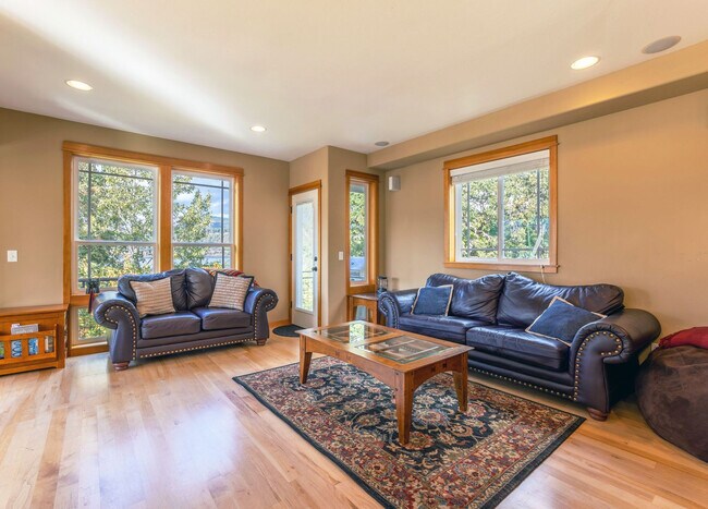 Building Photo - 720 Columbia St Unit ID1247373P Rental