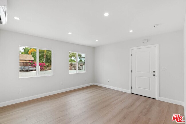 6930 Babcock Ave