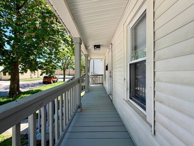 Building Photo - 1011-1013 Quarry Ave NW Unit 1011