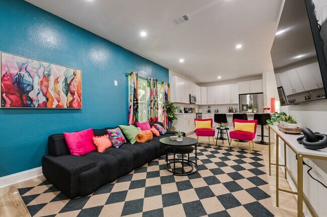 Building Photo - 5624 Eastside Ave Unit Top Floor