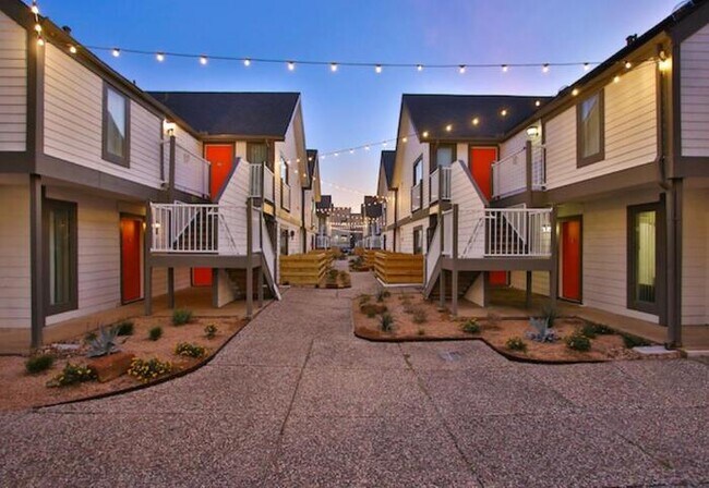 Photo - 7710 S Main St Unidad b1