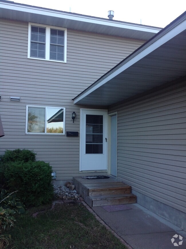Building Photo - 144 Maine St N Rental