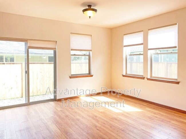 Photo - 1645 NW Kings Blvd