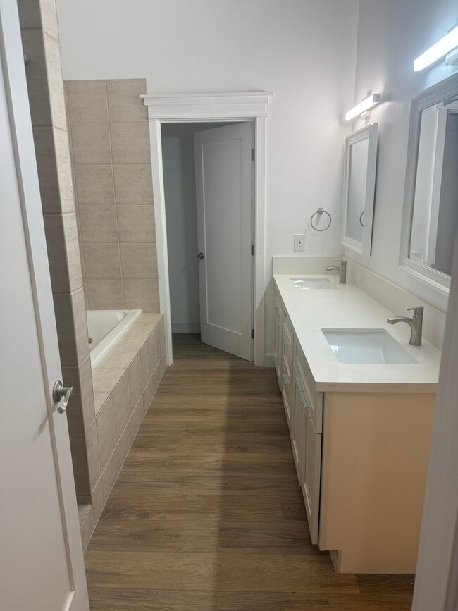 Building Photo - 73-4583 Kukuki St Unit 1 Bd 1 Br - Makai Side