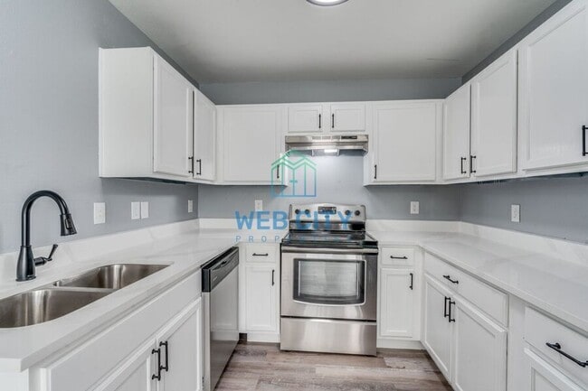 Photo - 2525 Lyola St
