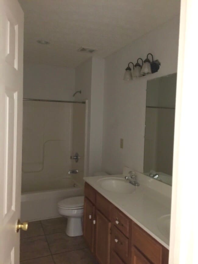 Photo - 400 Wabarto Way