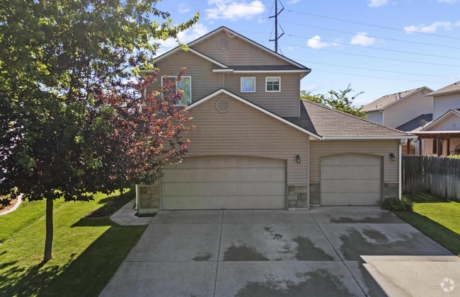 Building Photo - Spacious Home in Quiet Neighborhood